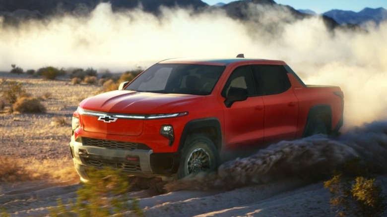 Chevrolet Silverado EV 2026 na cor vermelha, estacionada ao ar livre
