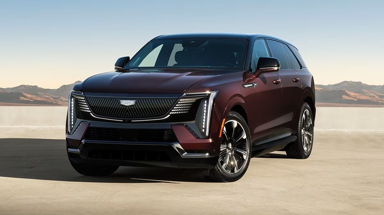Cadillac Escalade IQ 2026 na cor preta, em destaque no estúdio