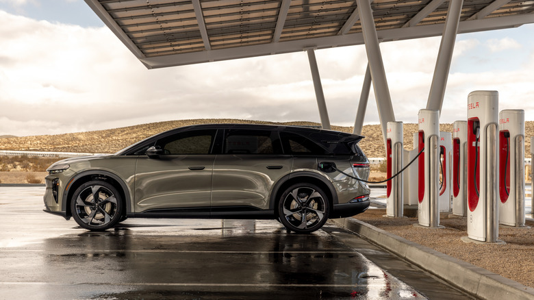 Lucid Gravity GT 2026, um SUV elétrico de luxo, exibindo seu design moderno