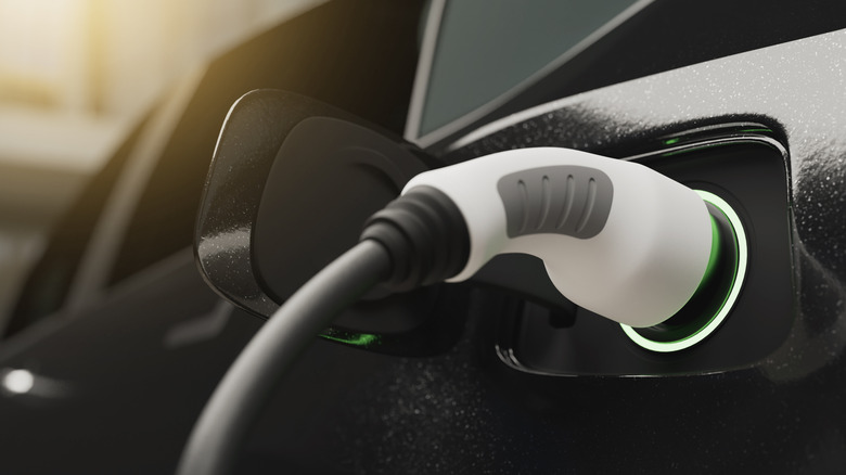 Coleção de carros elétricos de luxo em uma garagem moderna, destacando o design futurista.