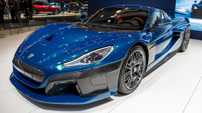 Hipercarro elétrico Rimac Nevera em azul metálico, exibindo suas linhas aerodinâmicas agressivas e portas do tipo borboleta.