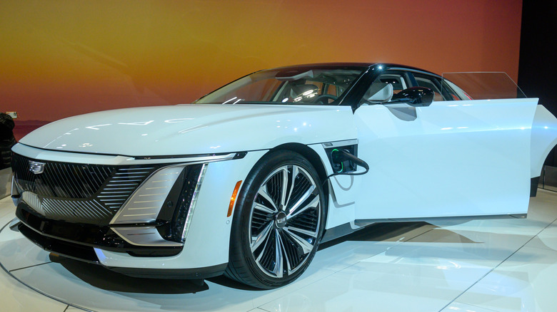 Sedã de luxo elétrico Cadillac Celestiq em uma cor escura, mostrando seu design longo, elegante e futurista.