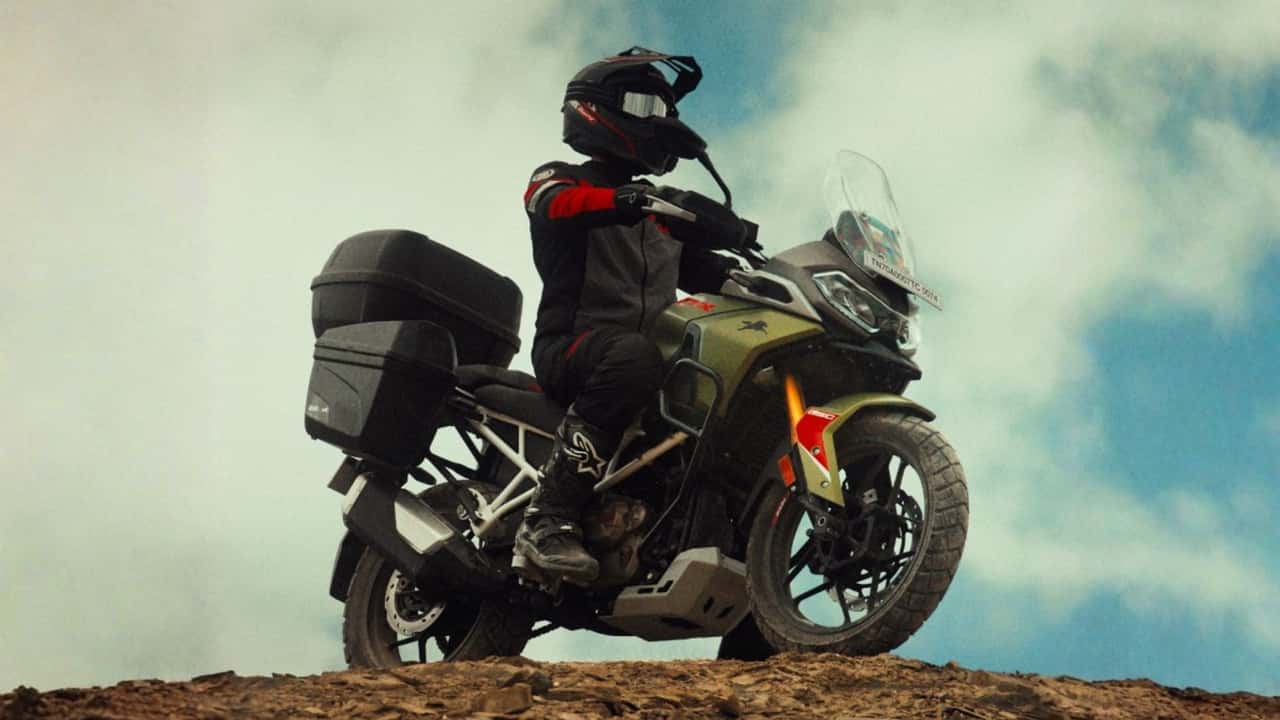 Motocicleta TVS Apache RTX 300 em ambiente urbano