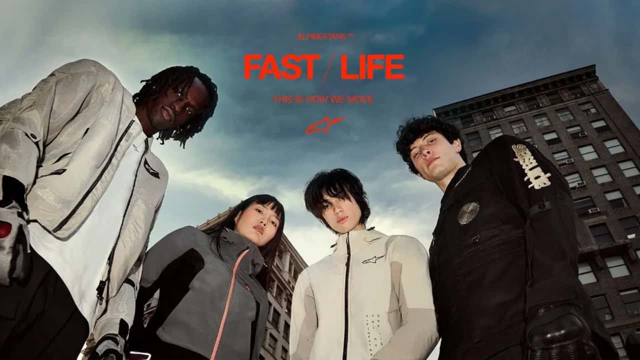 Campanha da coleção Alpinestars 2026 Spring Contemporary mostrando modelos usando as novas jaquetas e calças.