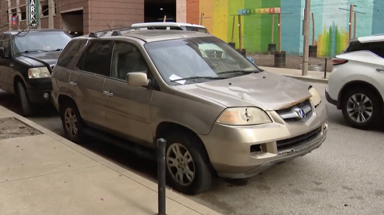 Acura MDX abandonado na rua com avisos de multa
