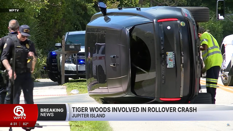 Land Rover Range Rover SV preto de Tiger Woods capotado após acidente