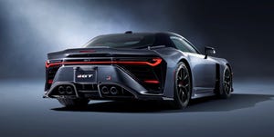 Toyota GR GT3 Concept branco e preto, vista traseira direita
