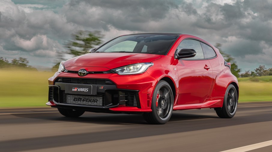 Toyota GR Yaris em movimento, mostrando sua lateral esportiva