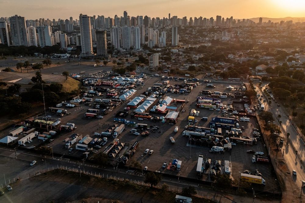 Carro de rally em alta velocidade levantando poeira no Rally do Sertões