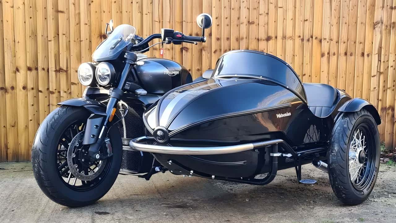 Kit sidecar Watsonian GP700 acoplado a uma Triumph Rocket 3, exibindo seu design art déco e estrutura robusta.