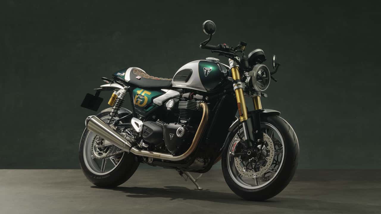 Triumph Speed Twin 1200 Café Racer DGR Edition 2026 azul em estúdio