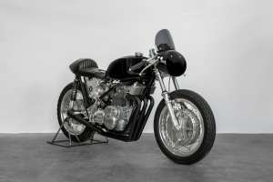 Triumph Trident T150 personalizada em cor amarela e preta