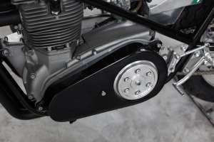 Detalhe do quadro e motor da Triumph Trident T150 customizada