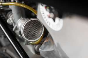 Motor da Triumph Trident T150 customizada com escapamento preto fosco