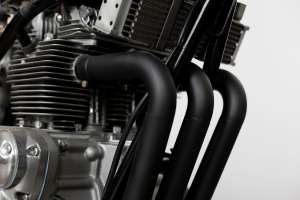 Detalhe da roda dianteira, freio a tambor e suspensão da Triumph Trident T150