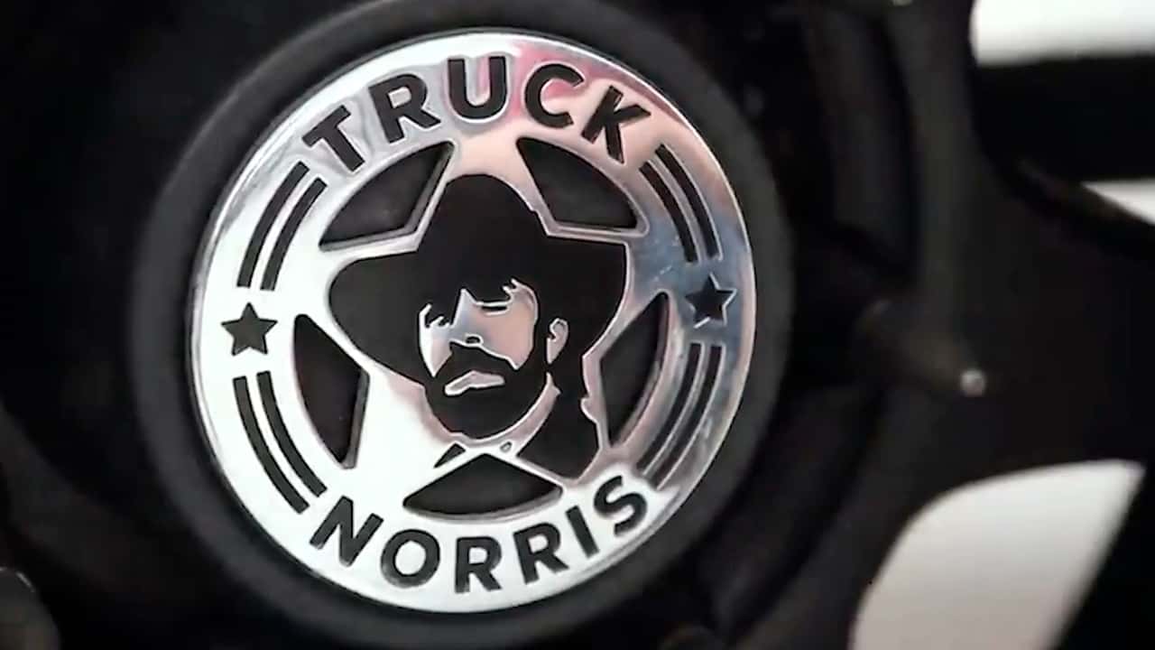 Picape Truck Norris, uma Chevrolet Silverado 2500HD personalizada com a bandeira dos EUA e pneus off-road