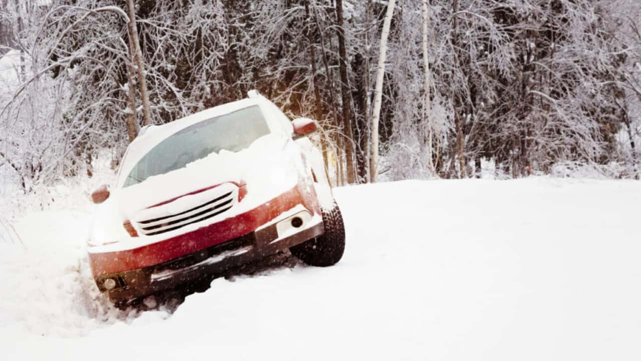 Veículo de Uber preso na neve em rota de snowmobile