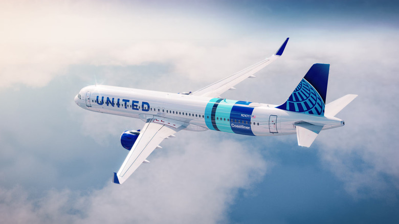 Cabine da classe executiva da United Coastliner, com suítes Polaris reclináveis e tela de entretenimento