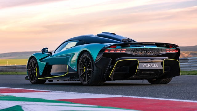 Aston Martin Valhalla 2026 em alta velocidade na pista
