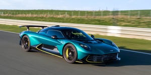 Detalhe do Aston Martin Valhalla 2026 mostrando as rodas dianteiras