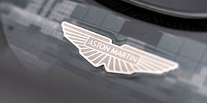Interior do Aston Martin Valhalla 2026 com volante esportivo