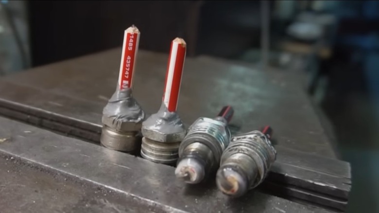 Motor com velas de lápis danificadas após o experimento