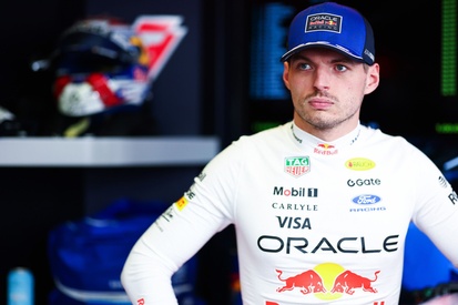 Max Verstappen conversando com a equipe nos boxes da Fórmula 1