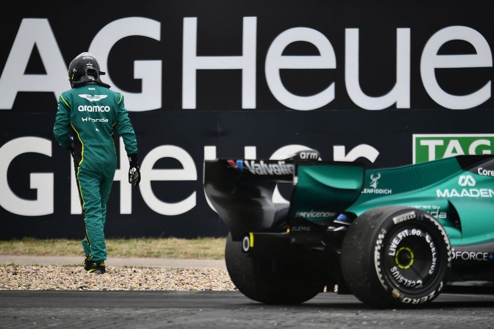 Lance Stroll pilotando Aston Martin AMR26 em corrida