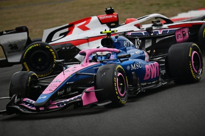Esteban Ocon pilotando um carro de Fórmula 1 em pista