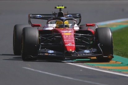 Lewis Hamilton em seu carro Ferrari