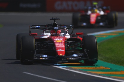 Charles Leclerc e Lewis Hamilton nos boxes da Ferrari