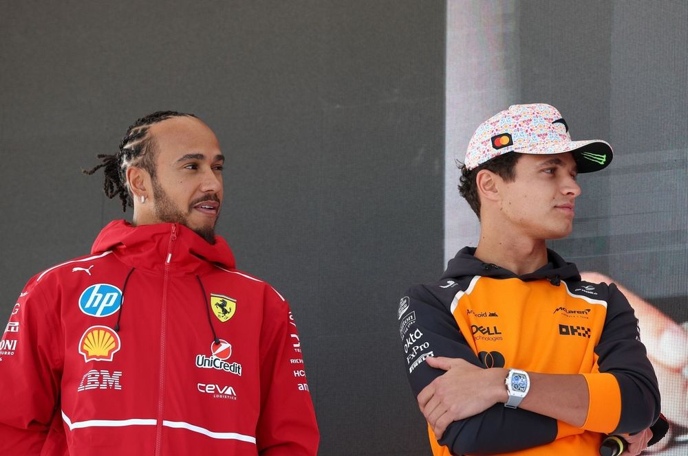 Lewis Hamilton observando de longe