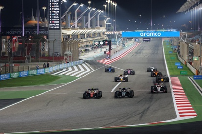 Pilotos em pista de corrida