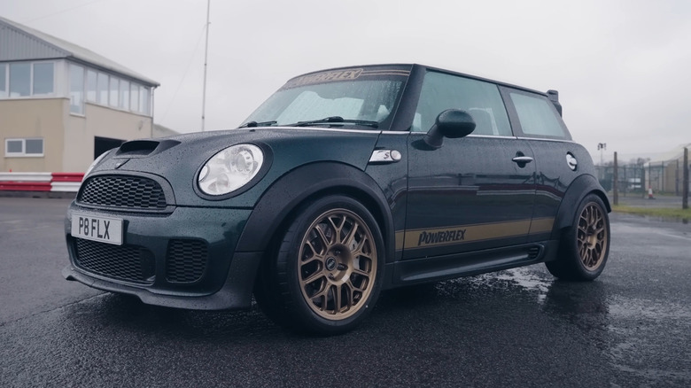 Mini Cooper Vini modificado com motor BMW V8 S65, visto de frente em pista.