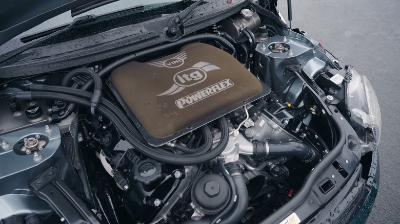 Compartimento do motor do Mini Cooper Vini, exibindo o motor BMW S65 V8 e as modificações.
