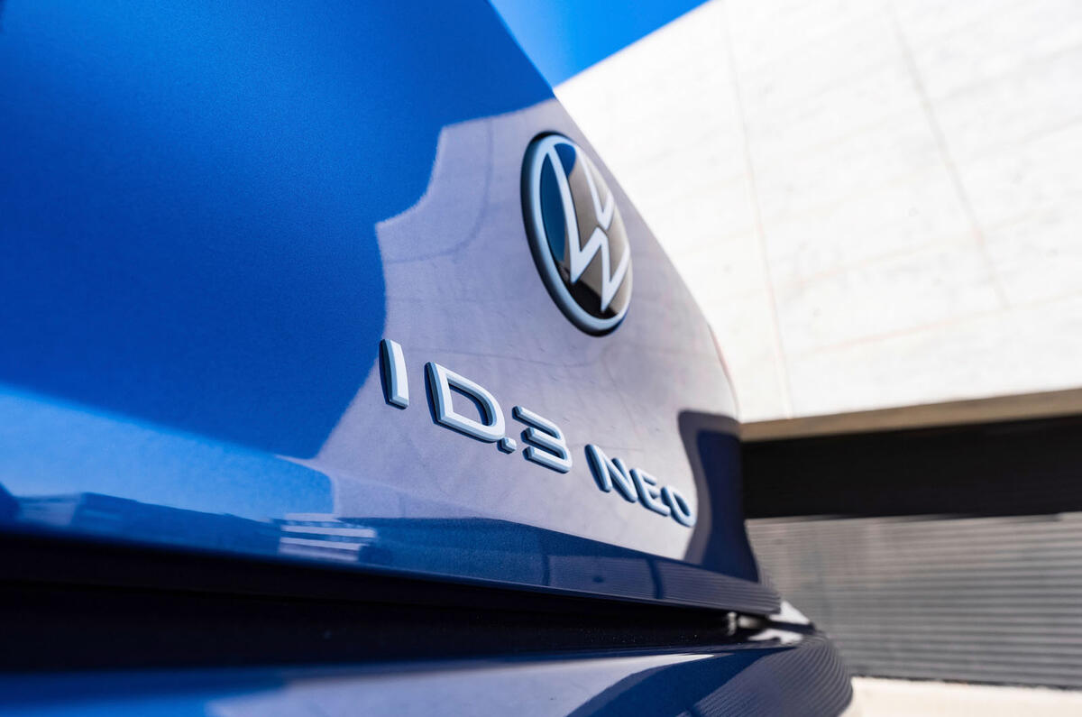 Painel do Volkswagen ID.3 Neo, com a nova central multimídia Innovision e o volante com botões físicos