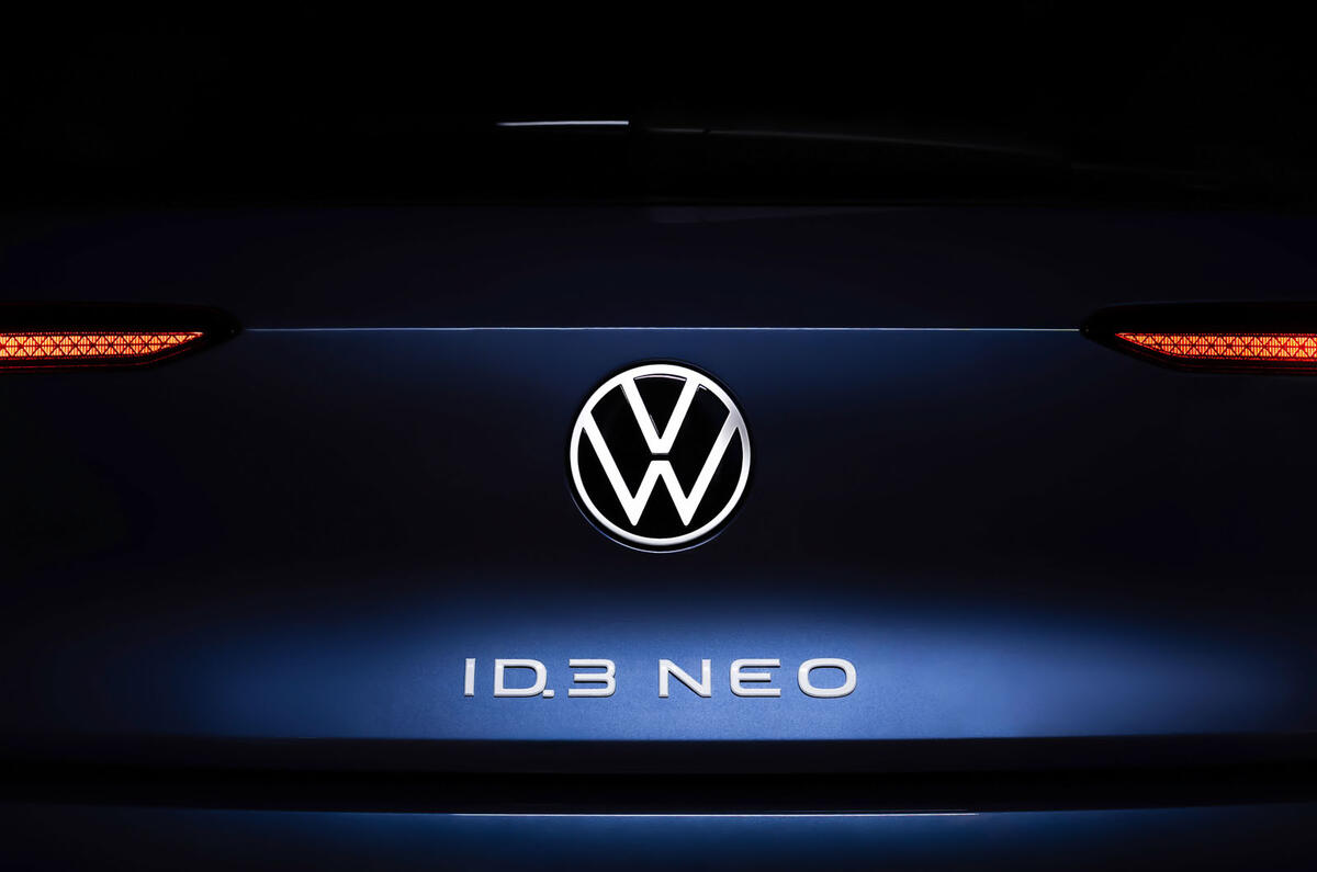 Detalhe do volante do Volkswagen ID.3 Neo, evidenciando o retorno dos botões físicos