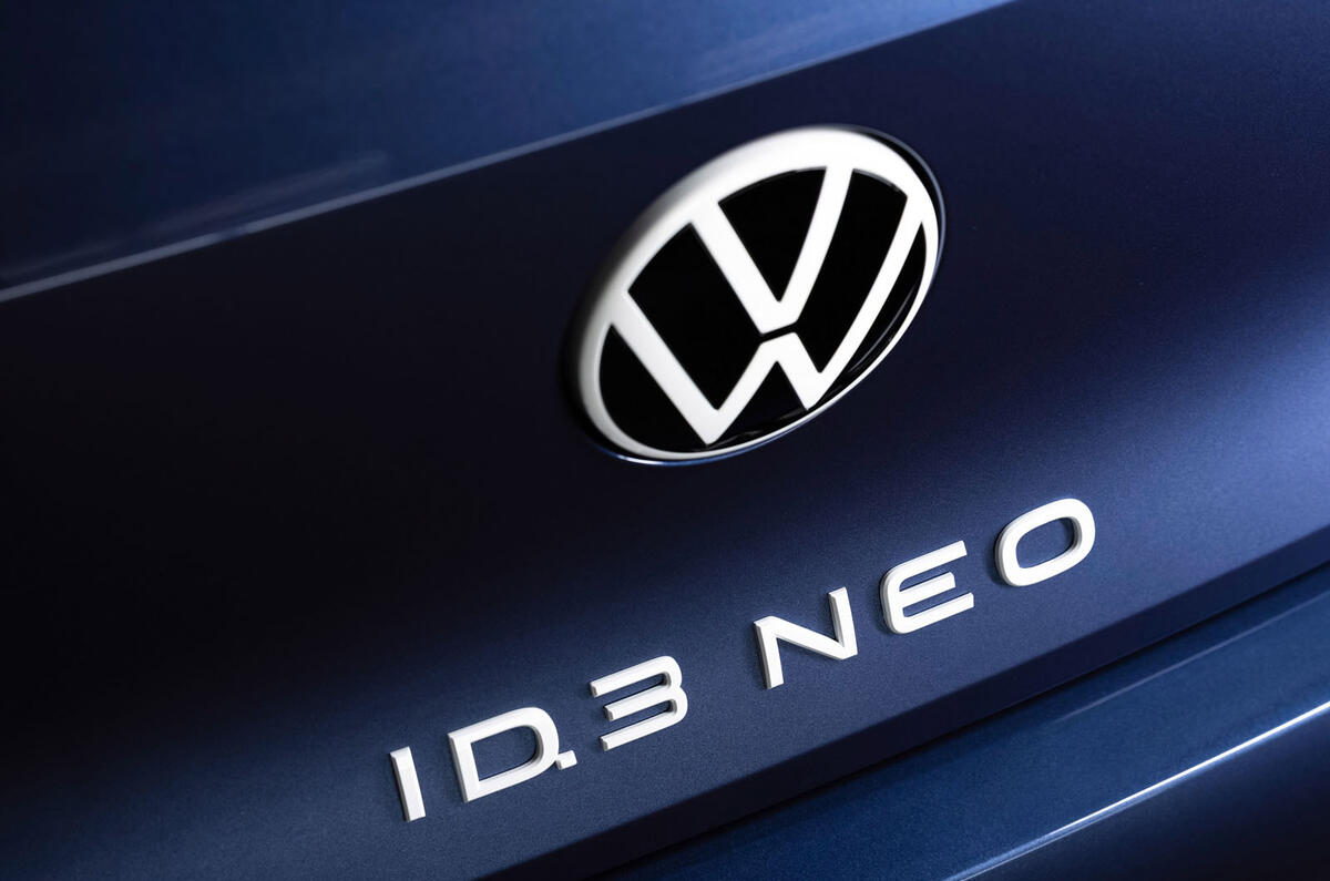 Detalhe da lateral e roda do Volkswagen ID.3 Neo, mostrando o design aerodinâmico