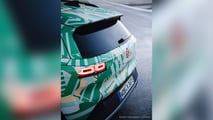 Teaser frontal do VW ID. Cross 2026, destacando a nova assinatura visual e o logo iluminado.