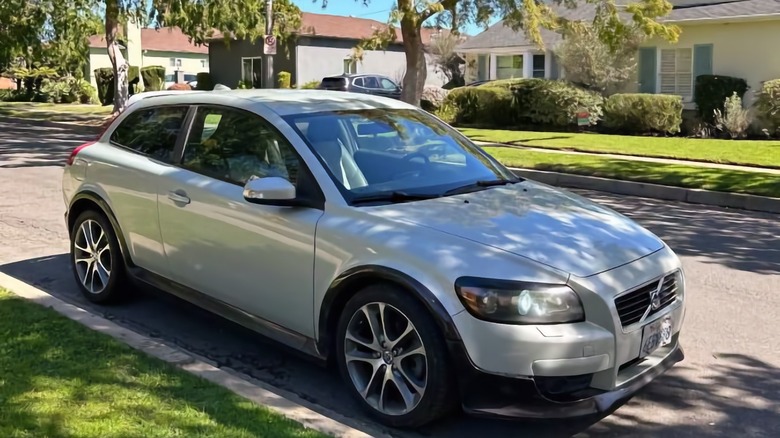 Volvo C30 T5 2008 em cor prata, estacionado em área urbana