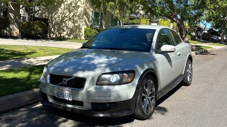 Interior do Volvo C30 T5 2008 com painel central flutuante e bancos de couro