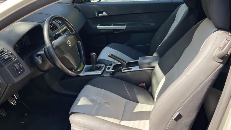 Interior do Volvo C30 T5 2008 com detalhes do assento do motorista