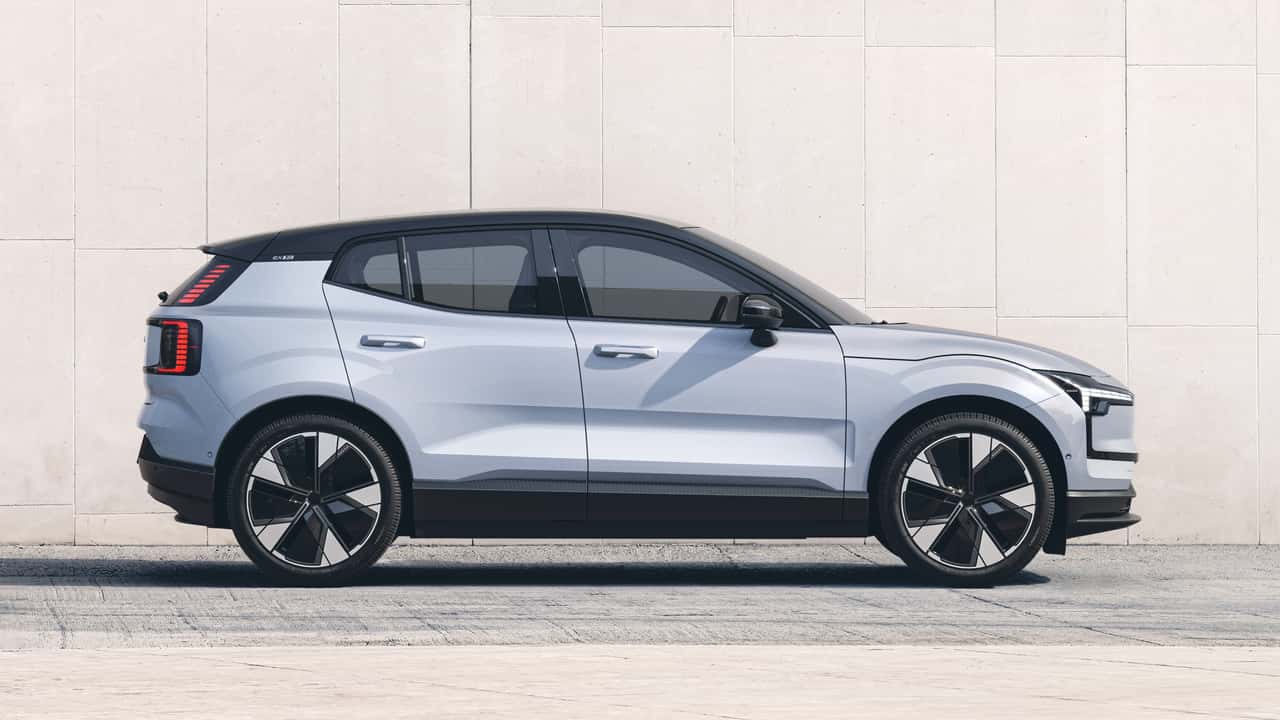 Volvo EX30 em ambiente urbano, mostrando seu design moderno