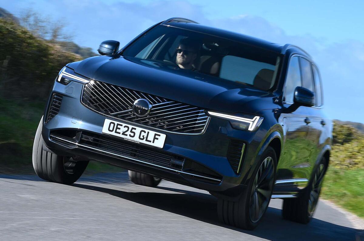Volvo XC90 T8 híbrido plug-in azul em estrada sinuosa