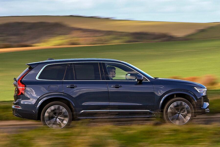 Interior do Volvo XC90 T8 híbrido plug-in, console central e tela