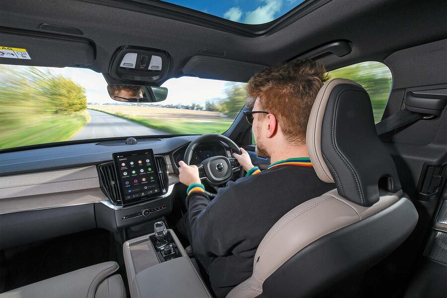 Volvo XC90 T8 híbrido plug-in azul em paisagem urbana com prédios