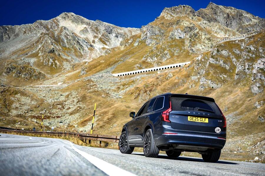 Volvo XC90 T8 híbrido plug-in azul estacionado, vista frontal