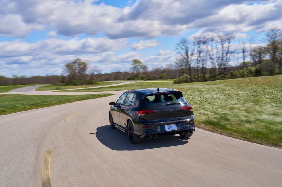 Detalhe do Volkswagen Golf R, modelo que representa a performance da linha Golf