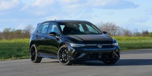 Detalhe da traseira do Volkswagen Golf R, evidenciando o design moderno