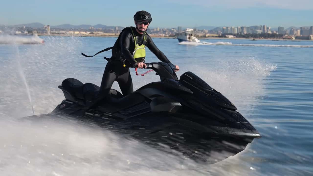 Jet ski tático da Guarda Costeira dos EUA em treinamento